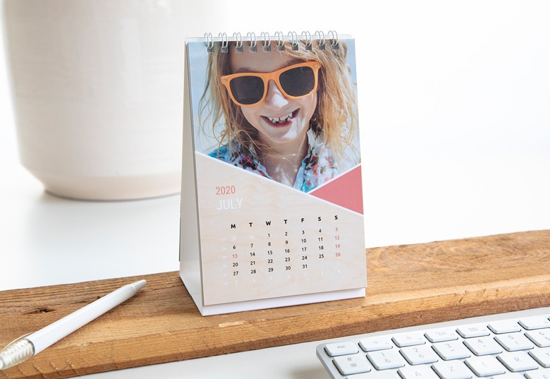 Gør din bordkalender personlig ved at lægge dine egne billeder på den