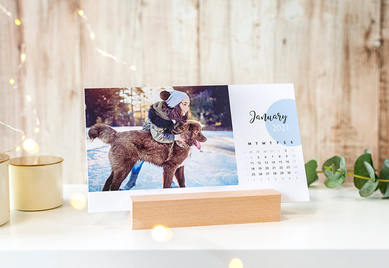 Kalender im Holzaufsteller mit Fotos personalisiert