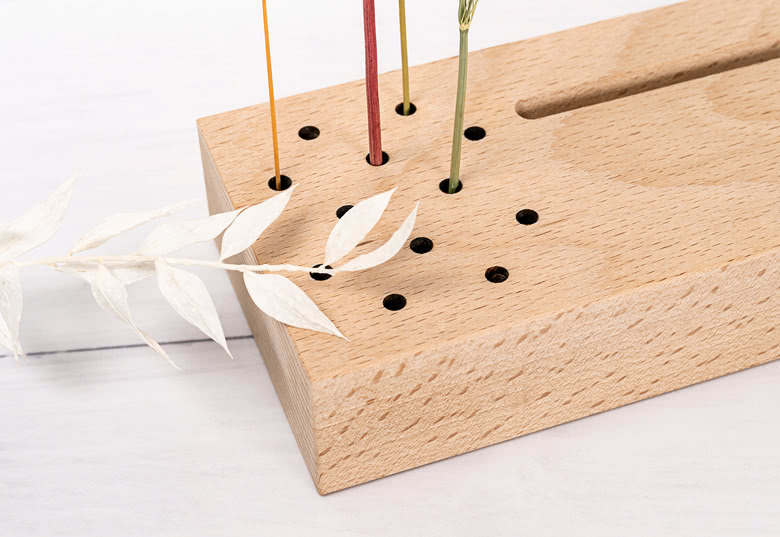 Bureaukalender met houten houder en droogbloemen
