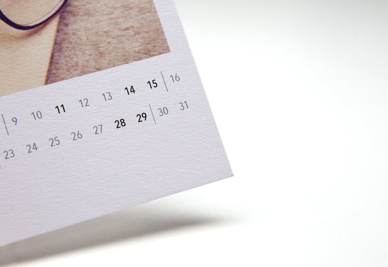 Desk calendar in wooden block with dried flowers