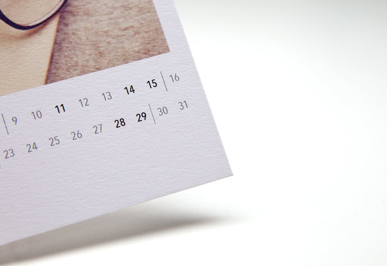 Calendrier avec fleurs séchées & support en bois