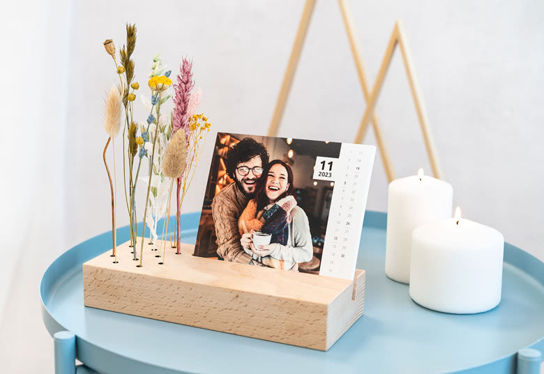 Kalender im Holzaufsteller mit Trockenblumen und Fotos personalisiert