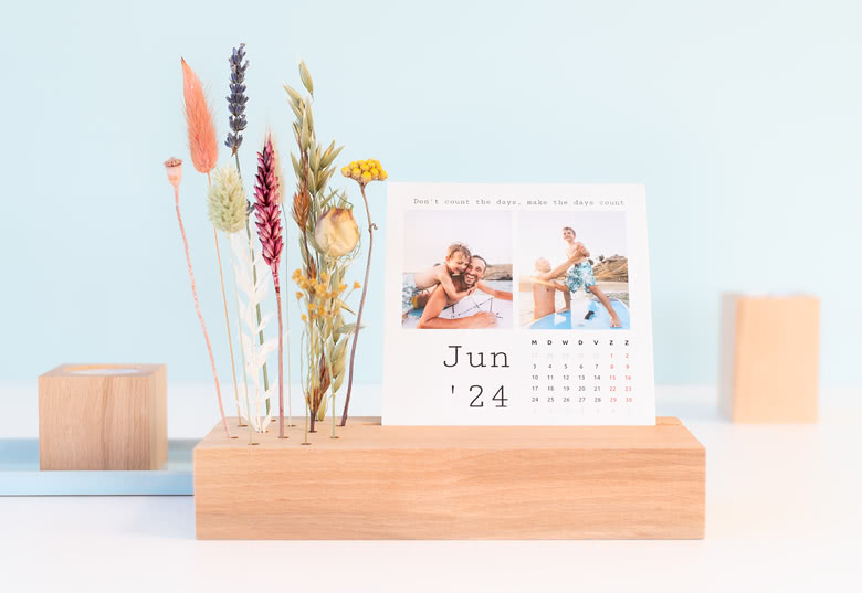 Bureaukalender met houten houder en droogbloemen