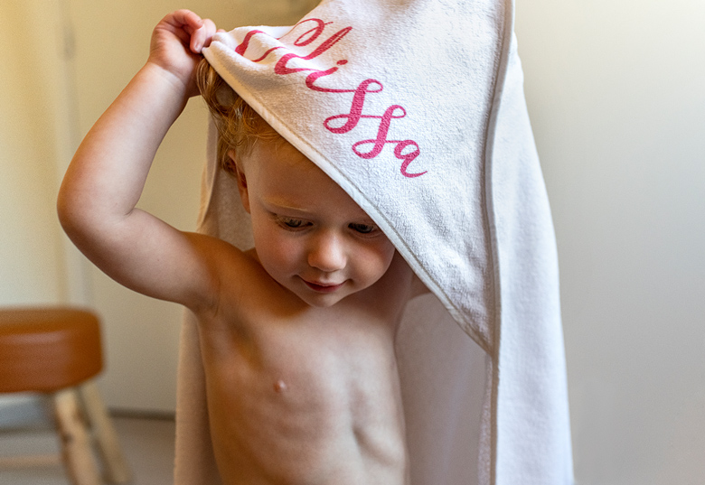 cadeau de naissance original : une cape de bain personnalisée toute douce