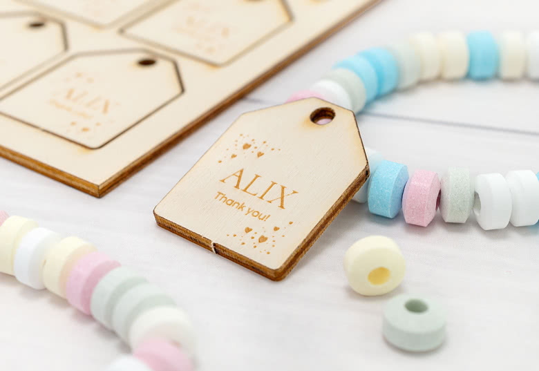 Candy necklace with engraved wooden label - set of 12