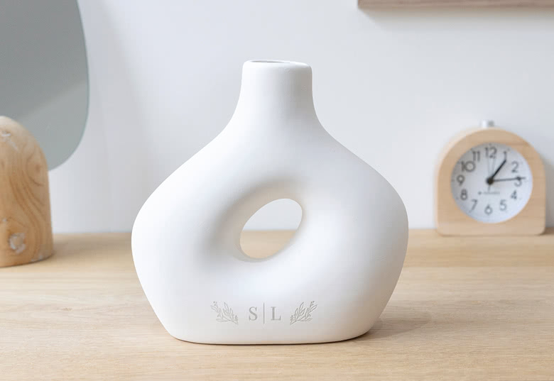 Keramikk vase med gravering