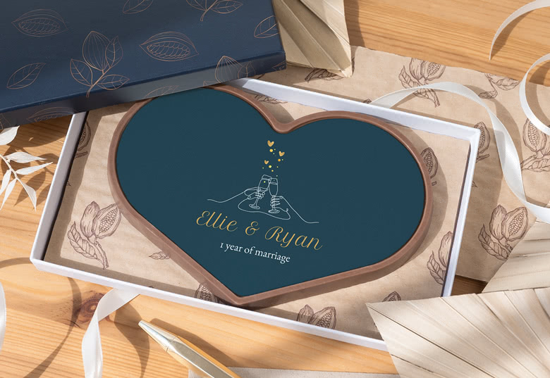 Weihnachtsbaumförmige Schokolade mit personalisiertem Fotodesign und "Happy Holidays"-Text, mit einem roten und grünen Festtagsthema.