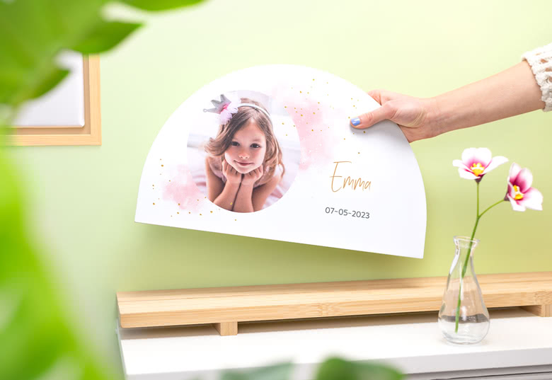 Semi-circular photo display featuring a personalised image of a child, with the name "Emma" and date "07-05-2023" in gold text.