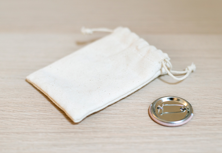 Small cotton bags with pin badge