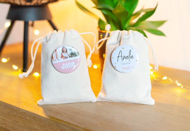 Small cotton bags with pin badges - set of 12
