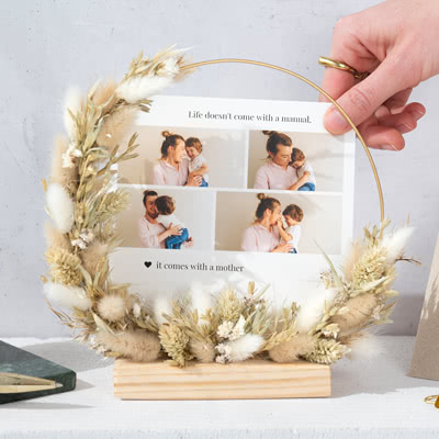 Wooden card holder with dried flowers Wooden card holder with dried flowers