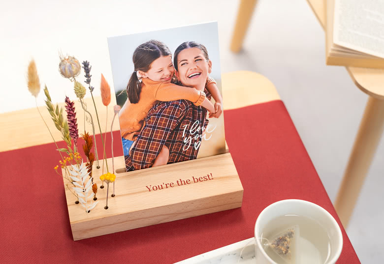 Wooden block with dried flowers and forex card