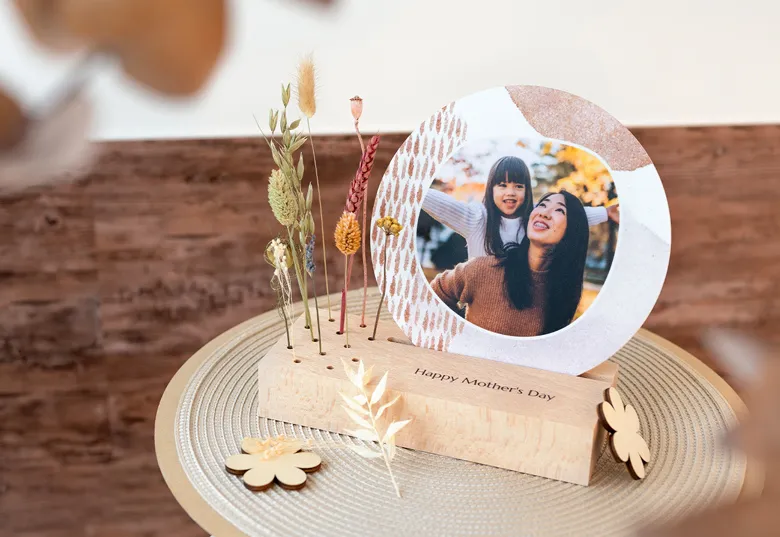Droogbloemen met houder en fotokaart als cadeau voor je moeder