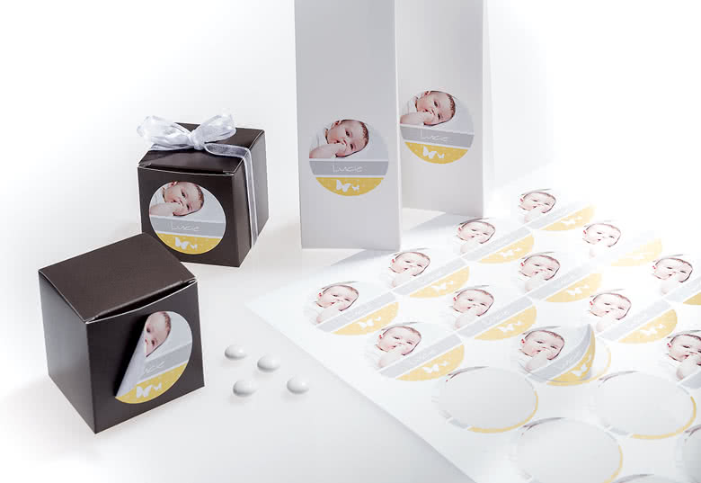 Boîtes/Sachets et autocollants livrés séparément