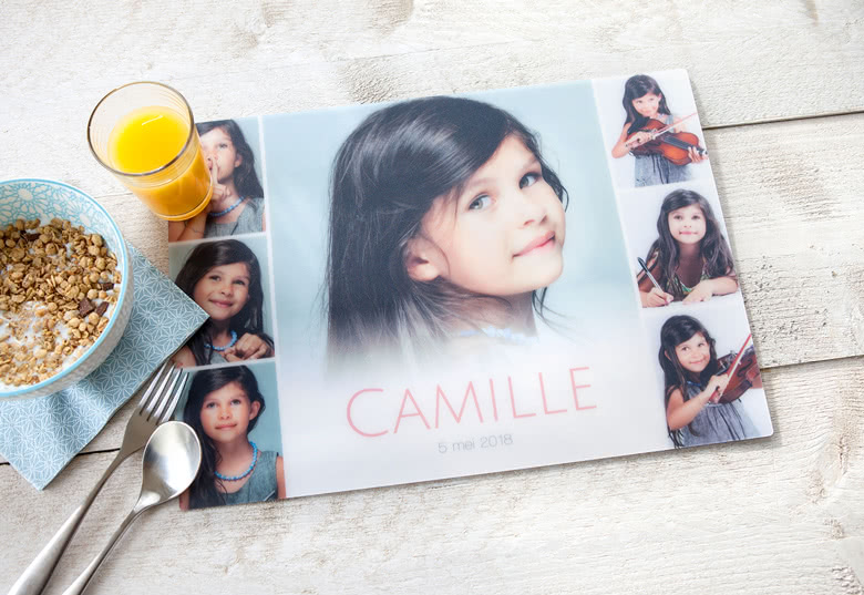 Set de table personnalisé présentant plusieurs photos et le nom "CAMILLE" avec un fond pastel.