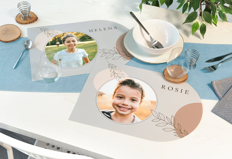 Sets de table en plastique personnalisés avec des impressions de photos circulaires et les noms "Helena" et "Rosie".