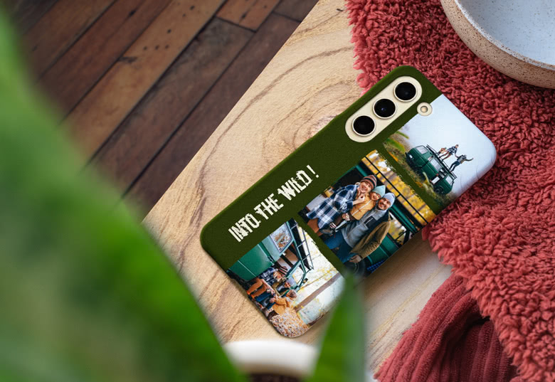 Coque Samsung personnalisée avec fond vert, collage photo et texte 'INTO THE WILD!'.