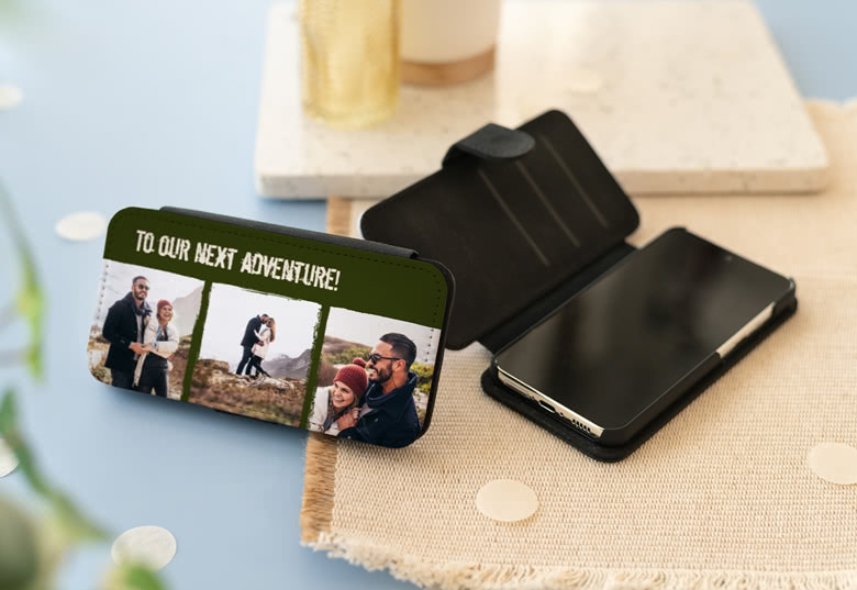 Musta Samsung-kännykkälompakko personoidulla valokuvakollaasilla ja tekstillä "TO OUR NEXT ADVENTURE!" kannessa.
