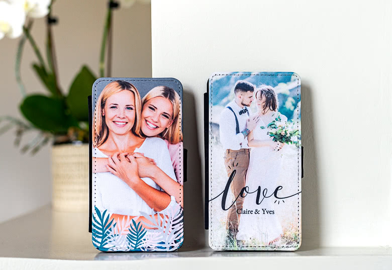 Coques portefeuille Samsung personnalisées avec des photos et du texte personnalisés ; l'une avec une photo d'une mère et de sa fille, l'autre avec une photo d'un couple marié et l'inscription 'Love'.