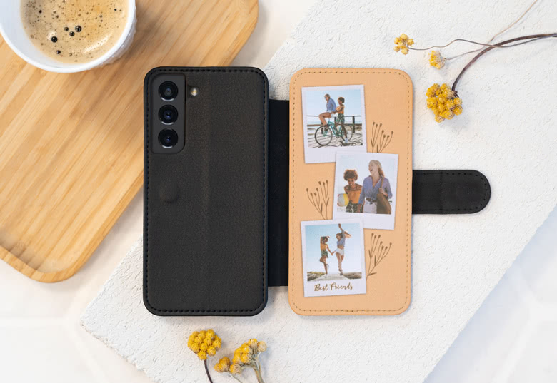 Zwart Samsunghoesje met gepersonaliseerd bruin interieur met drie fotovakken en 'Best Friends' tekst.