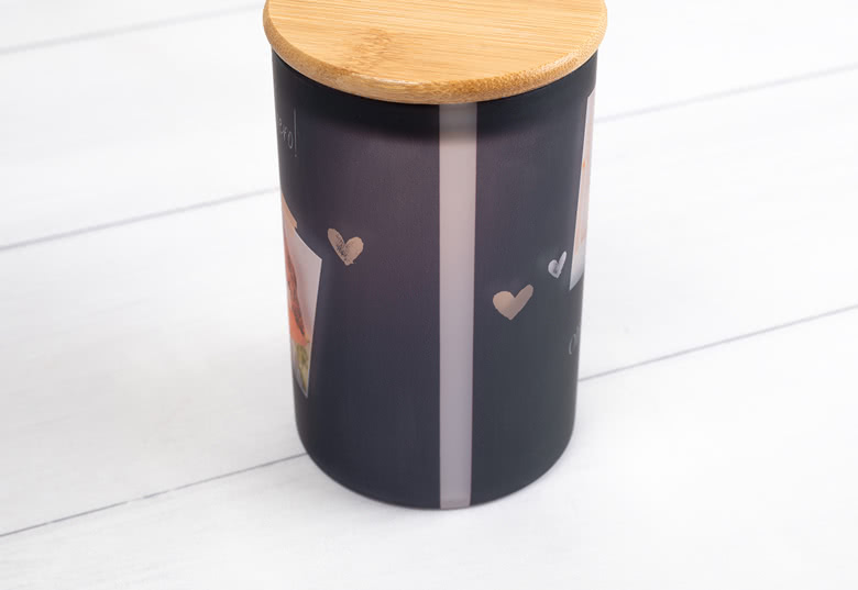 Bocal de rangement personnalisé avec un extérieur sombre, une impression photo personnalisée, des motifs de cœur et un couvercle en bois.