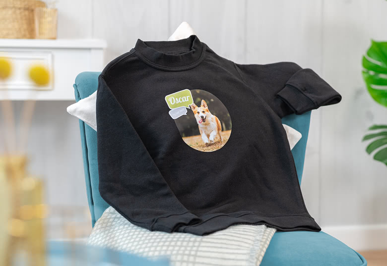 Sort børnesweatshirt med et personligt foto af en hund og navnet 'Oscar' på forsiden.