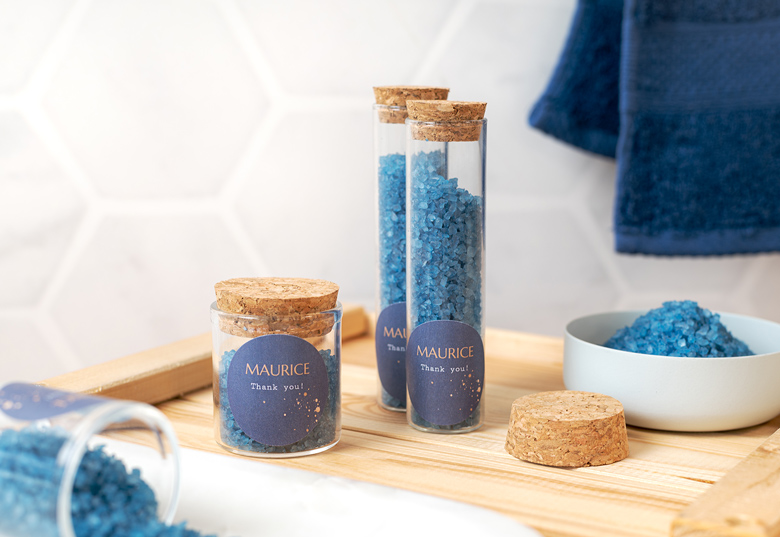 Remplissez vos pots personnalisés avec notre sel de bain.