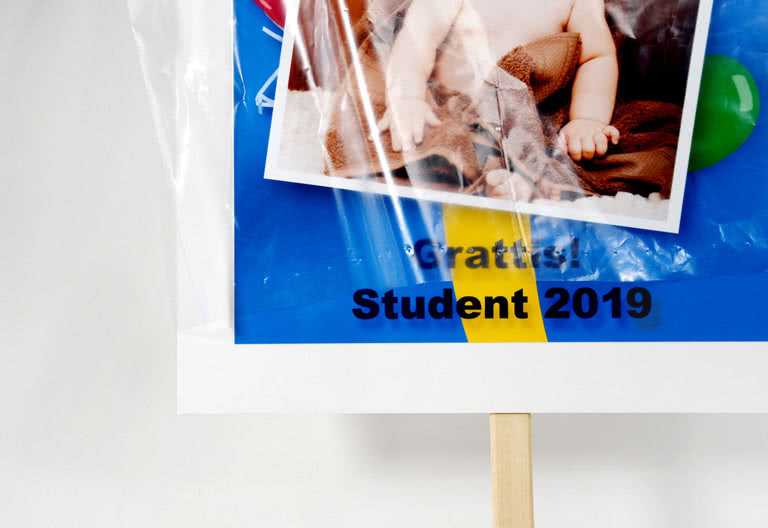 Studentskylten levereras med regnskydd