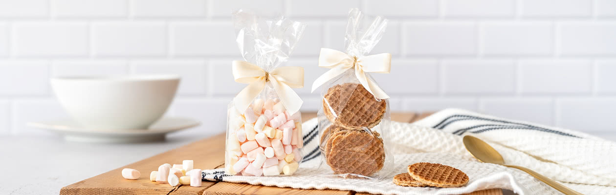 Treat yourself to a well-deserved break and enjoy your coffee, tea or chocolate milk together with these cookies or marshmallows. The marshmallows (30 gr) are small and the perfect topping for beverages of all kind. The cookies (65 gr) are 