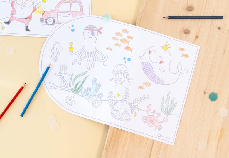 Paper placemats with colouring page on the back