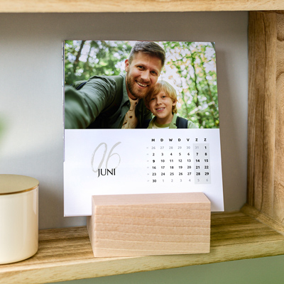 Kalender im Holzaufsteller