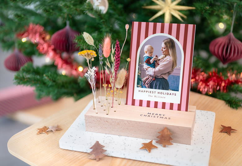 Wooden block with dried flowers and forex card