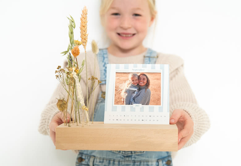 Kalender im Holzaufsteller mit Trockenblumen und Fotos personalisiert