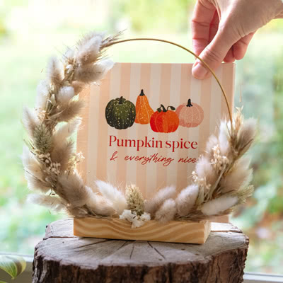 Karten im Holzaufsteller mit Trockenblumen Karten im Holzaufsteller mit Trockenblumen