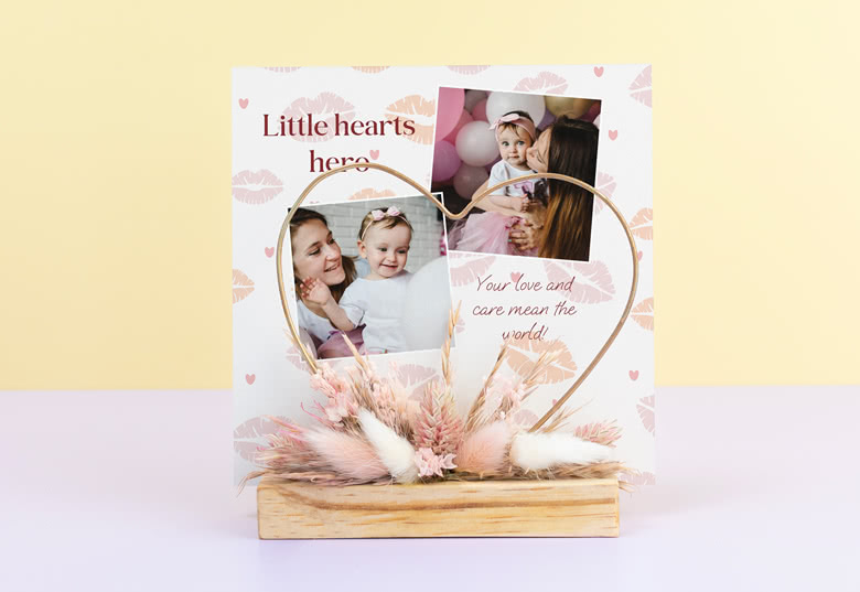 Porte-carte en bois avec fleurs séchées