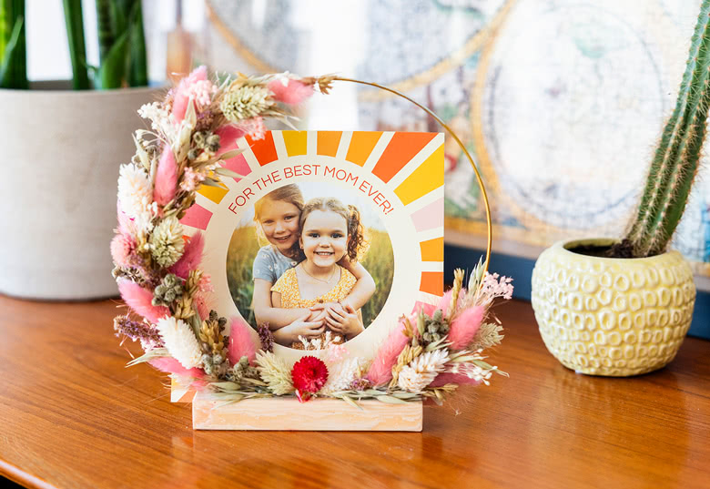 Karten im Holzaufsteller mit Trockenblumen