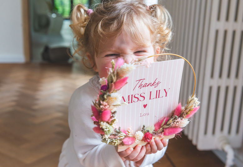 Wooden card holder with dried flowers