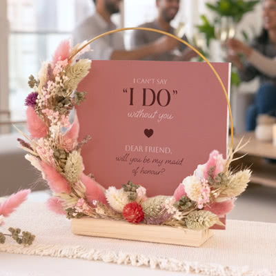 Karten im Holzaufsteller mit Trockenblumen