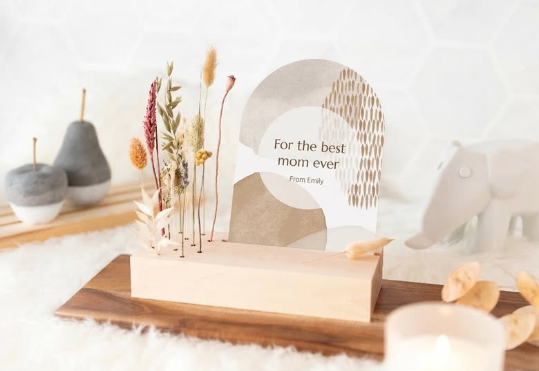 Wooden block with dried flowers and forex card