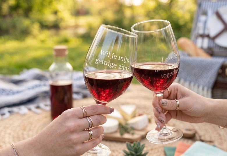 Gegraveerd wijnglas voor huwelijksgetuige