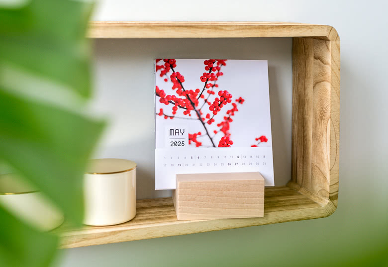 Kalender im Holzaufsteller Hochformat