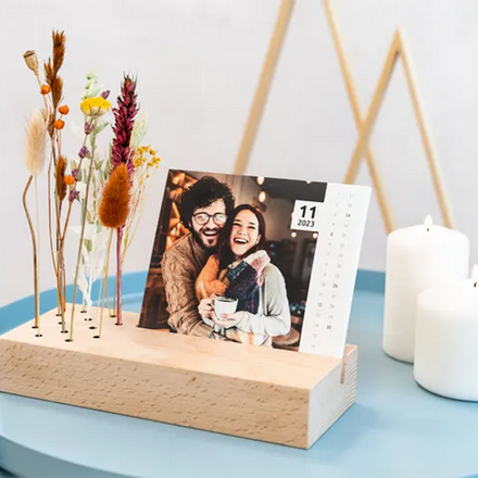 Kalender im Holzaufsteller mit Trockenblumen und Fotos personalisiert (Querformat)