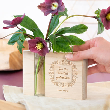 Gravierter Holzblock mit Reagenzglas Vase