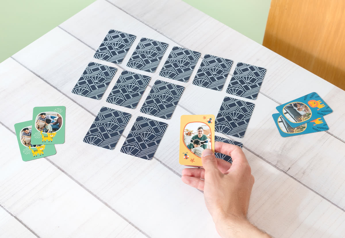Un jeu de cartes Mémo personnalisé garantit de bons moments en famille