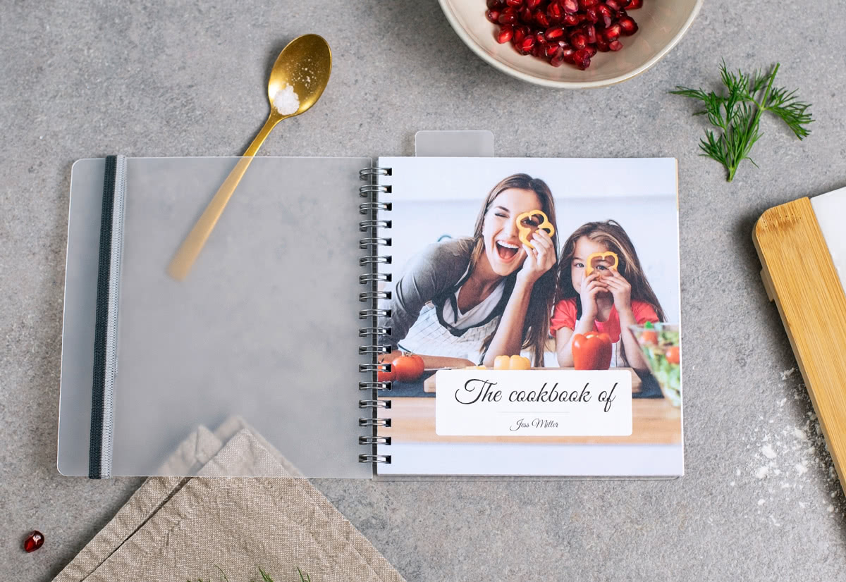 Gestalten Sie Ihr persönliches Rezeptbuch mit eigenen Gerichten und passenden Fotos - 65 Seiten - Spiralbindung - Viele kostenlose Designvorlagen