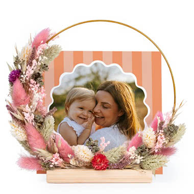 Wooden card holder with dried flowers