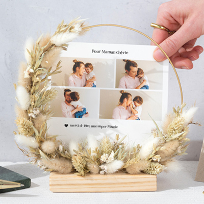 Wooden card holder with dried flowers