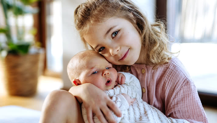 Idées de cadeaux de naissance amusants pour les frères et sœurs