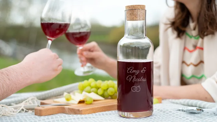 Schenken Sie jedem ein Glas ein, mit einer Karaffe mit Gravur, die Ihre Gläser begleitet